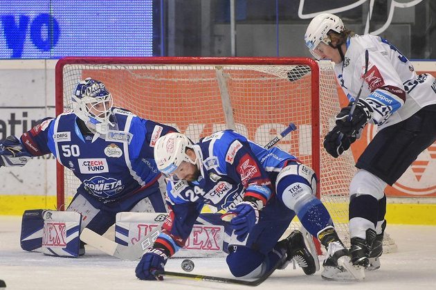 Brankář Brna Karel Vejmelka, jeho spoluhráč Michal Gulaši a Matyáš Kantner z Plzně.