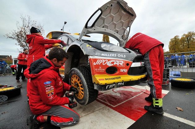 Ford Fiesta WRC českého pilota Martina Prokopa v servisu Britské rallye 2013.