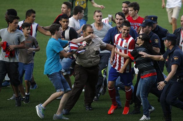 Novou posilu Atlétika Madrid Davida Villu (v dresu) obklopují při jeho prezentaci na stadiónu Vicente Calderóna nadšení fanoušci.