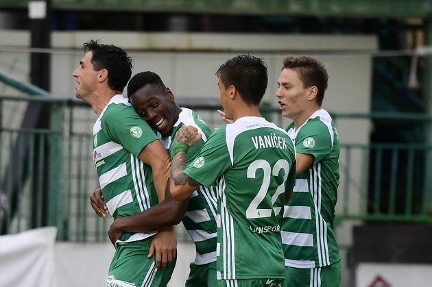 Fotbalisté Bohemians se radují z úvodní branky proti Mladé Boleslavi, kterou vstřelil Kamil Vacek (vlevo)