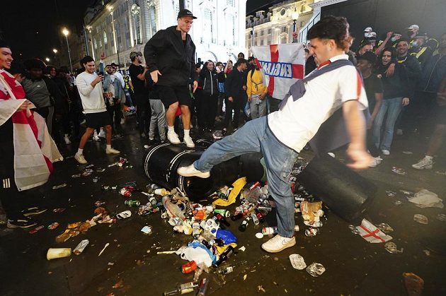 Drsné finále. Policie kvůli násilnostem kolem finále fotbalového EURO zatkla 49 lidí. Devatenáct policistů utrpělo při šarvátkách v Londýně zranění.