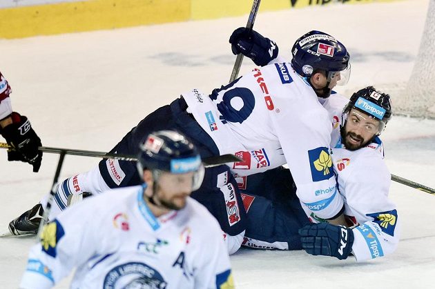 Liberecký útočník Michal Řepík (vpravo) se raduje se spoluhráčem Lukášem Krenželokem z úvodního gólu do sítě Sparty.