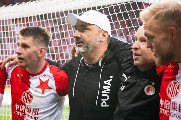 Trenér Slavie Praha Jindřich Trpišovský během děkovačky s fanoušky po utkání nadstavby Fortuna ligy ve skupině o titul s Plzní.