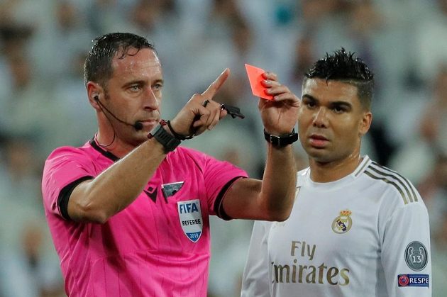 Rozhodčí Artur Soares Dias zrušil v utkání Ligy mistrů červenou kartu, kterou udělil branáři Realu Thibautu Courtoisovi.