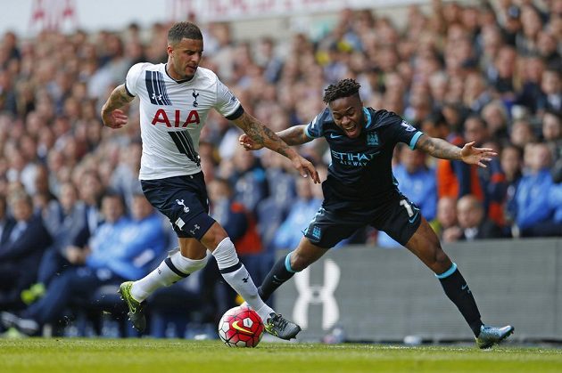 Kyle Walker z Tottenhamu (vlevo) bojuje o míč s Raheemem Sterlingem z Manchesteru City.