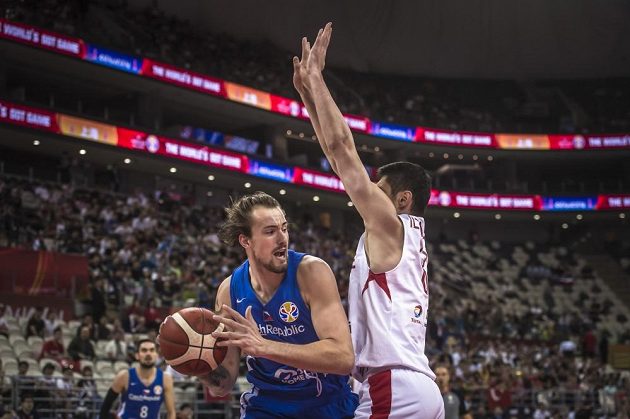 Ondřej Balvín v souboji pod košem