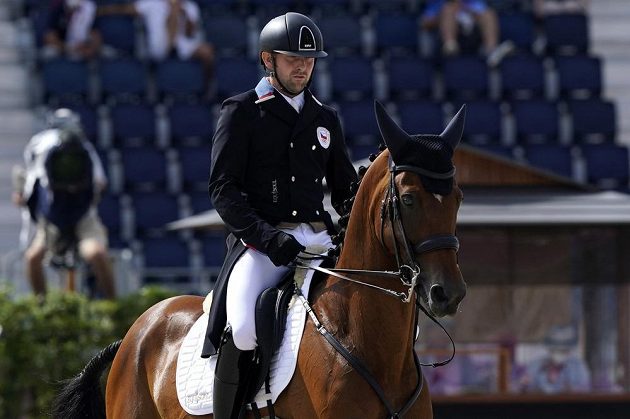 Závodník v jezdecké všestrannosti Miroslav Trunda provádi drezuru v olympijské soutěži.