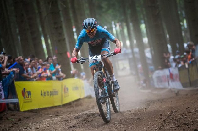 Ondřej Cink na trati nedělního závodu SP horských kol v cross country v Novém Městě na Moravě.