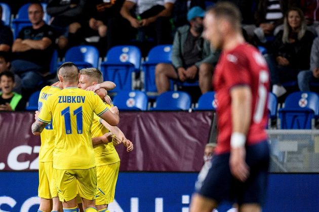 Fotbalisté Ukrajiny oslavují gól na 1:0 během přípravného utkání fotbalové reprezentace,.