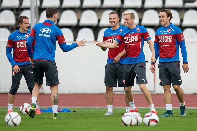 Fotbaloví reprezentanti (zleva) Jan Kopic, David Pavelka, Pavel Kadeřábek, Ladislav Krejčí a Josef Šural během tréninku české reprezentace před zápasy kvalifikace ME 2016 s Tureckem a v Nizozemsku.