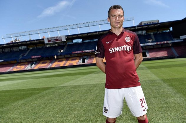 Kapitán Sparty Praha David Lafata v novém dresu před startem sezóny 2015/2016.