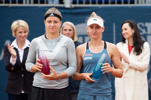 Vítězska Jil Teichmannová ze Švýcarska (vpravo) a česká tenistka Karolína Muchová ve finále tenisového turnaje J&T Banka Prague Open.