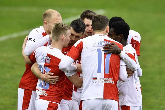 Hráči Slavie se radují z gólu, který vstřelil z penalty Ondřej Kúdela (třetí zleva).