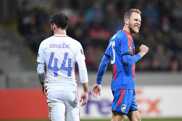 Plzeňský fotbalista Daniel Kolář (vpravo) zahodil v úvodu zápasu Evropské ligy proti FCSB velkou šanci a hodně jej to mrzelo.