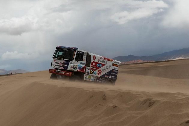 Aleš Loprais vede svou tatru dunovým polem při čtvrté etapě Rallye Dakar.