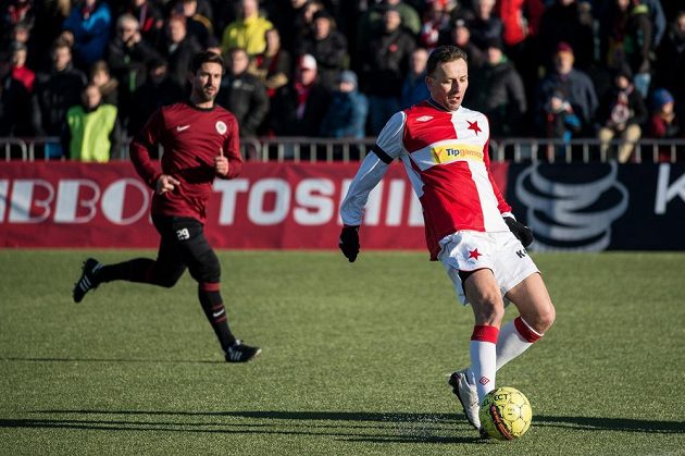Martin Miller ze Slavie během tradičního Silvestrovského derby internacionálů.