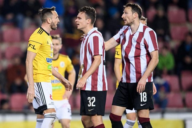 Tomáš Sivok z Českých Budějovic a fotbalisté Sparty Andreas Vindheim (uprostřed) a Libor Kozák.