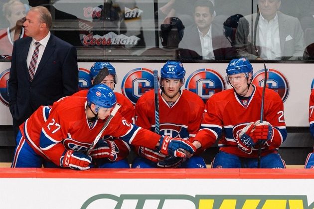 Montrealský útočník Jiří Sekáč (vpravo) přijímá gratulace od Alexe Galchenyuka (27), vedle českého forvarda sedí Max Pacioretty.