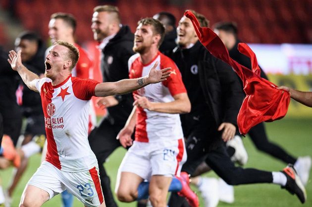 Střelec jediného gólu proti Plzni Petr Ševčík se spoluhráči ze Slavie Praha oslavuje zisk mistrovského titulu.