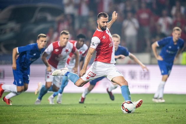 Josef Hušbauer ze Slavie Praha proměňuje nařízenou penaltu během utkání 3. předkola Ligy mistrů proti Dynamu Kyjev.