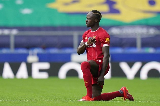 Fotbalista Liverpoolu Sadio Mané po zahajovacích hvizdu v derby s Evertonem sice vystřelil na polovinu soupeře, vzápětí si ale uvědomil, že zapomněl na dohodnuté gesto a spěchal zpět. Následně poklekl na koleno a podpořil výzvu Black Lives Matter, reagující na smrt George Floyda v Minneapolisu.
