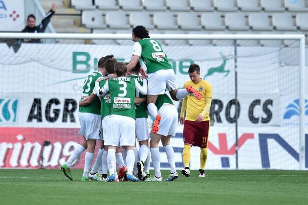 Fotbalisté Jablonce se radují z branky, kterou vstřelili Spartě. Vpravo smutný záložník Letenských Lukáš Mareček.