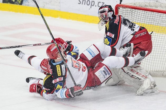 Zleva hradecký útočník Adam Courchaine, obránce Stanislav Dietz a brankář Adam Svoboda při utkání s Třincem.