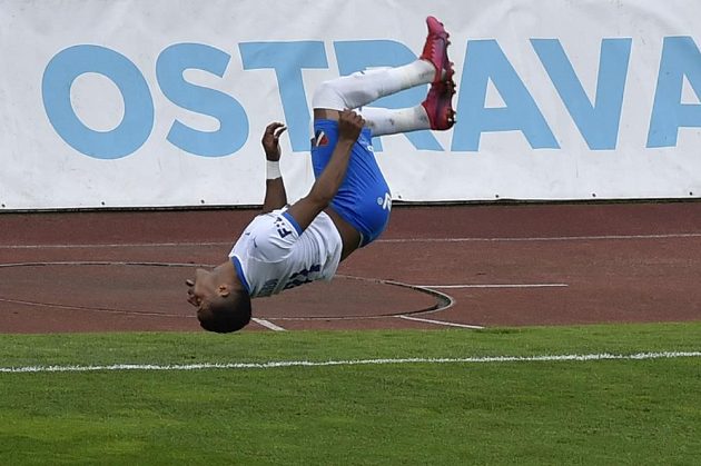 Carlos Dyjan De Azevedo z Ostravy dělá salto poté, co proměnil penaltu a vyrovnal tak stav utkání s Mladou Boleslaví na 1:1.