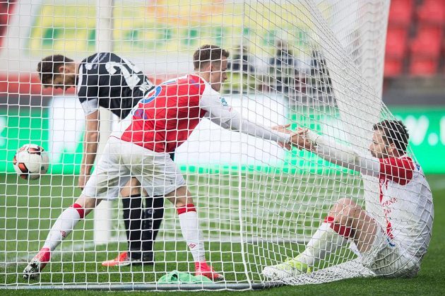 Fotbalisté Slavie Praha Jan Sýkora a Josef Hušbauer skončili v bráně Hradce poté, co Hušbauer vstřelil čtvrtý gól.