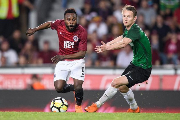 Guelor Kanga ze Sparty Praha a jablonecký útočník Jan Chramosta v akci během utkání HET ligy.