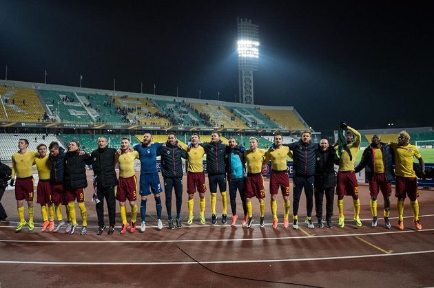 Fotbalisté Sparty Praha oslavují postup do osmifinále Evropské ligy přes Krasnodar.