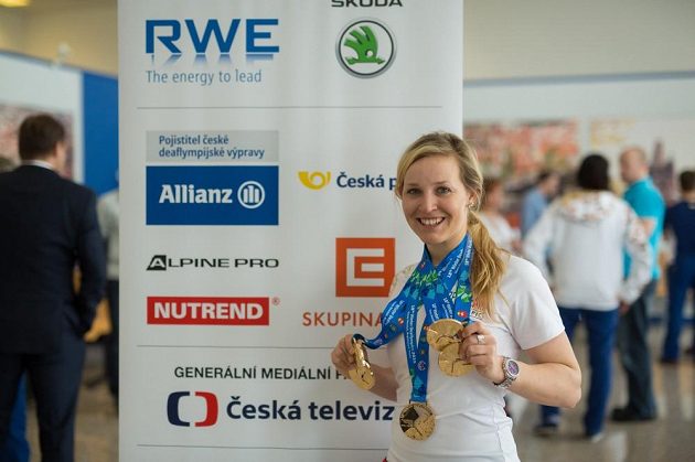 Tereza Kmochová se sbírkou pěti zlatých z deaflympiády.