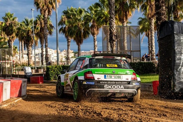 Jan Kopecký se Škodou Fabia R5 na trati Katalánské rallye.