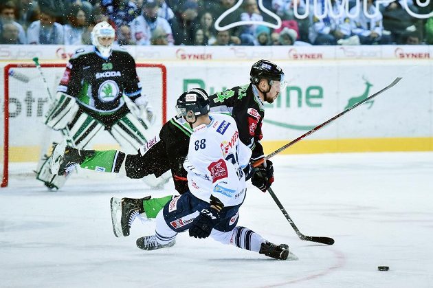 Liberecký útočník Michal Bulíř (č. 88) v souboji s Petrem Vampolou z Mladé Boleslavi. Vzadu přihlíží brankář Středočechů Jan Lukáš.