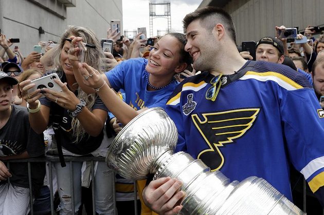 Hokejista Pat Maroon ze St. Louis Blues se fotí s fanynkami a Stanley Cupem.