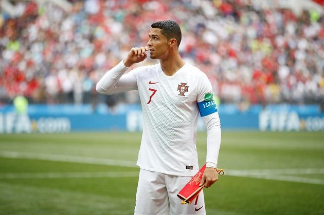 Portugalská hvězda Cristiano Ronaldo před začátkem zápasu na MS proti Maroku. O pár minut později už Ronaldo slavil gól.