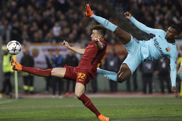 Fotbalista AS Řím Stephan El Shaarawi v divokém souboji s barcelonským Nelsonem Semedem během utkání Ligy mistrů.