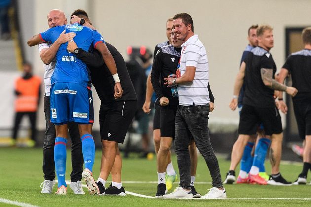 Jean-David Beauguel a trenér Viktorie Plzeň Michal Bílek oslavují gól během utkání se Spartou.