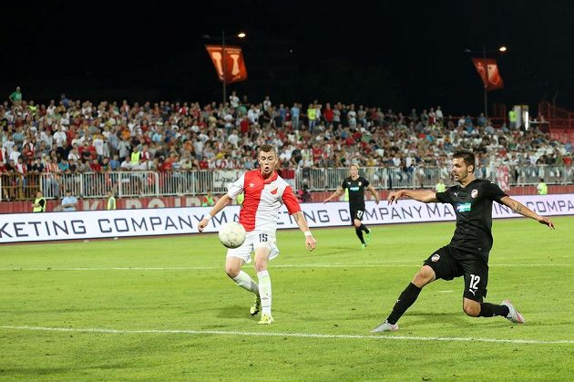 Michal Ďuriš (vpravo) z Plzně střílí gól na hřišti Vojvodiny Novi Sad.