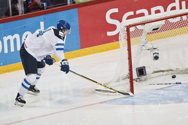 Kasperi Kapanen dává rozhodující finský gól ve finále MS 20. Ruský brankář Alexandar Georgijev v zoufalství ještě hodil proti puku hokejku, ale ani to nepomohlo.