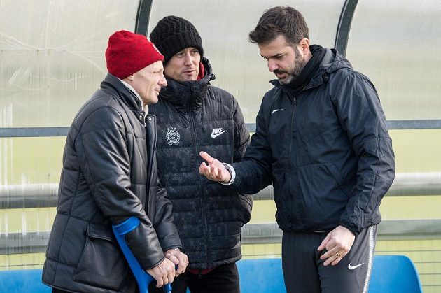 Sportovní ředitel Sparty Zdeněk Ščasný (vlevo), Tomáš Rosický a trenér Andrea Stramaccioni během utkání s Táborskem.