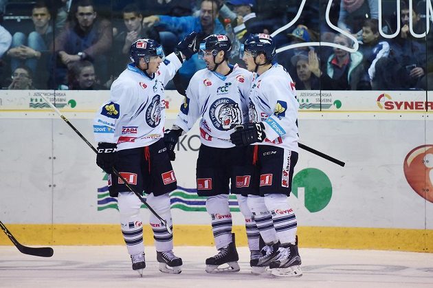 (Zleva) liberecký obránce Martin Ševc, útočník Michal Řepík a obránce Radim Šimek se radují z druhého gólu proti Mladé Boleslavi.