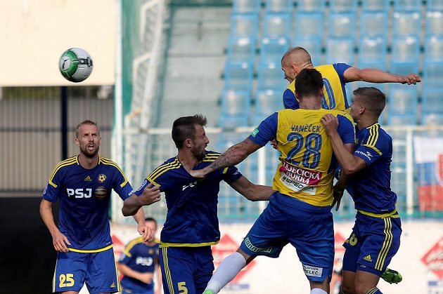 Teplice vyhrály v 5. kole první fotbalové ligy nad Jihlavou 3:1. Dvěma góly k tomu Severočechům pomohl zkušený Jan Rezek. Na snímku střílí hlavou první gól.