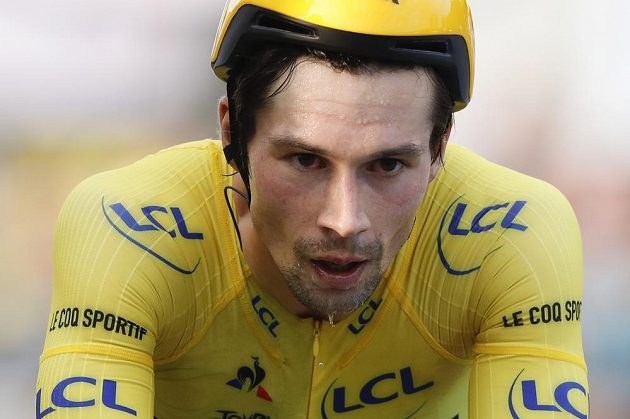 Primož Roglič dojíždí do cíle časovky na Tour de France a ví, že přišel o první místo.