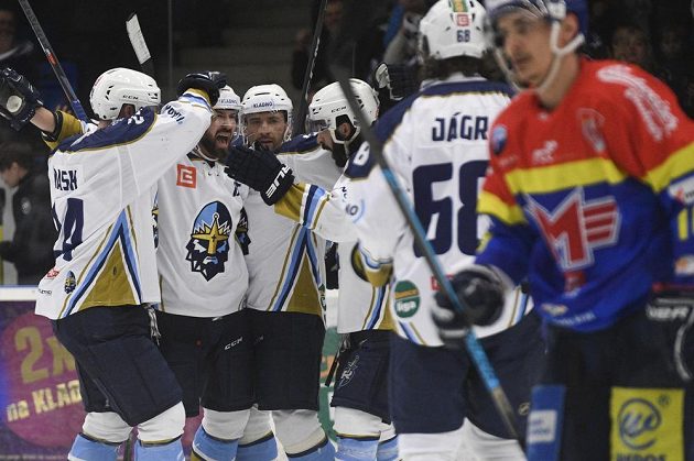 Kladno hází! Hokejoví Rytíři Antonín Melka (druhý zleva) se raduje se spoluhráči z prvního gólu.