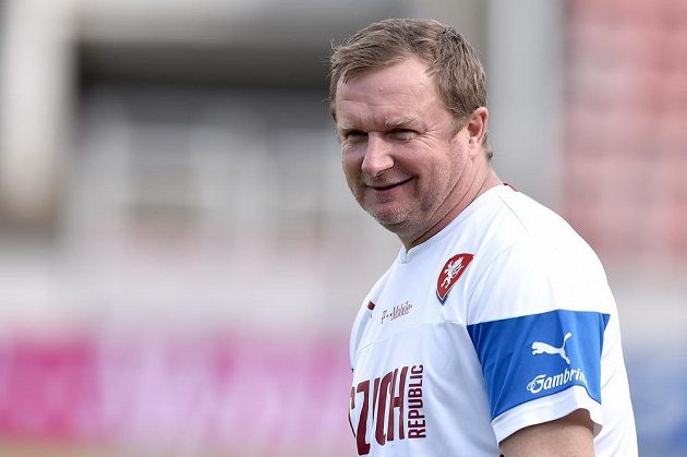 Trenér Pavel Vrba během tréninku české fotbalové reprezentace před utkáním kvalifikace na Islandu.