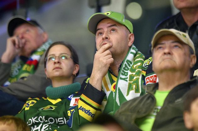 Karlovarští fanoušci napjatě sledují zprávy ze zápasu v Pardubicích. Vary nakonec sestupují do první ligy.