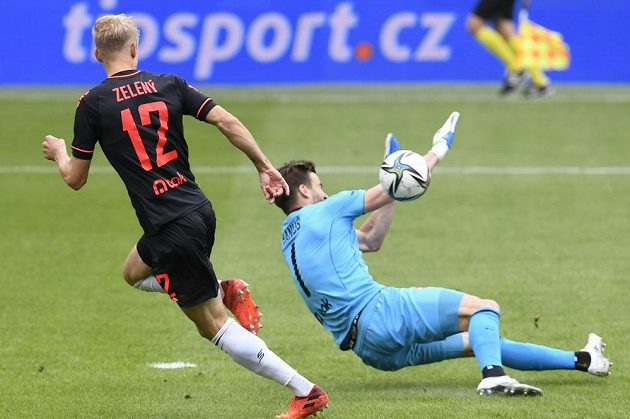 Brankář Jablonce Jan Hanuš pouští první gól Sparty. Vlevo je Jaroslav Zelený z Jablonce.