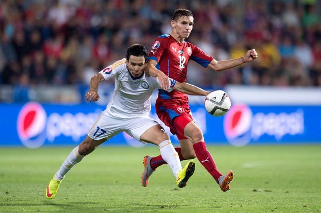 Český záložník David Pavelka (vpravo) a Tanat Nuserbajev z Kazachstánu během kvalifikace ME 2016 v Plzni.