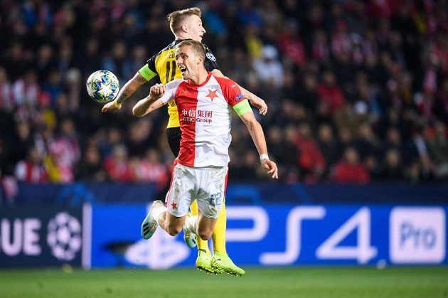 Marco Reus z Dortmundu a Tomáš Souček ze Slavie Praha v souboji během utkání základní skupiny Ligy mistrů.